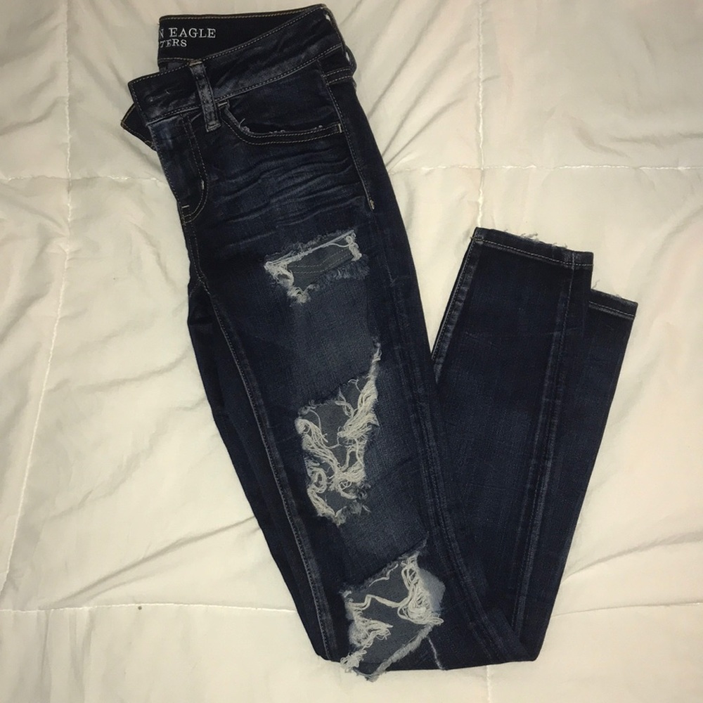 AMERICAN EAGLE RIPPED JEANS